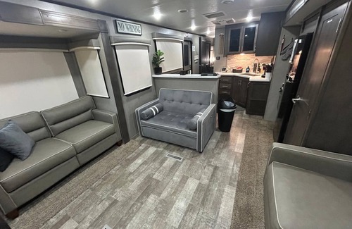 Dandridge Alquiler De RV | Gorgeous modern Camper located on Lake Douglas close to all area attractions!