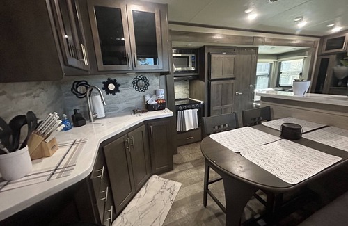 Dandridge Alquiler De RV | Gorgeous modern Camper located on Lake Douglas close to all area attractions!