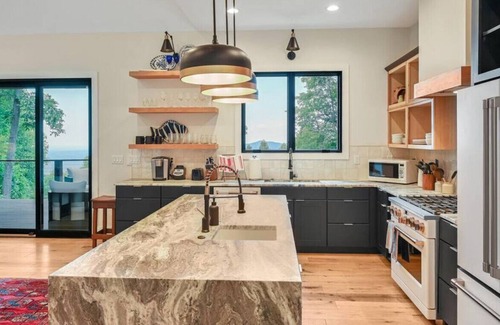 Mill Spring Casa | Gorgeous Modern Mountain Home