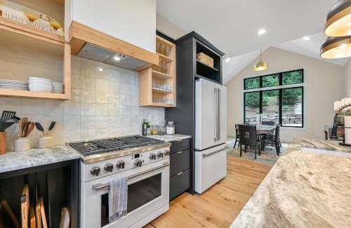 Mill Spring Casa | Gorgeous Modern Mountain Home