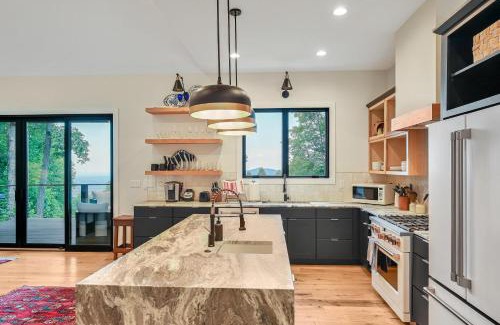 Mill Spring Casa | Gorgeous Modern Mountain Home