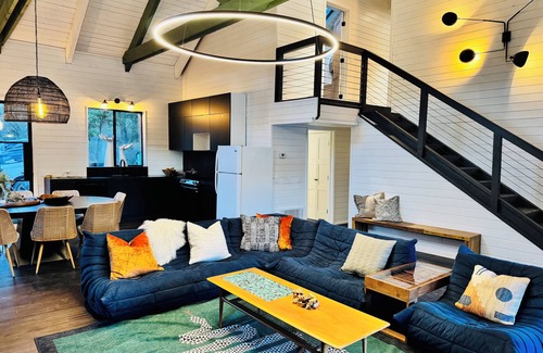 Cherry Cabina | Gorgeous Mountain View Cabin Retreat - Sleeps 14
