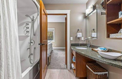 Canmore Apartamento | Gorgeous Mountain Condo - Hot Tub & Pool managed by Little Sister Getaways
