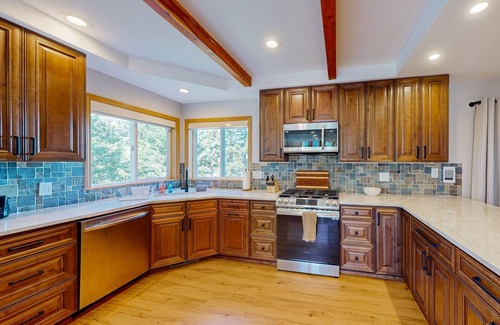 Sagle Casa | Gorgeous mountain home with dock, lake views, Kayaks & Hiking Trails