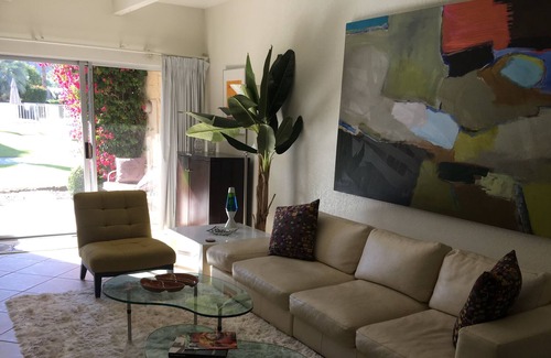 Araby Commons Condominio | Gorgeous Mountain Views from this MidCentury Modern Condo!