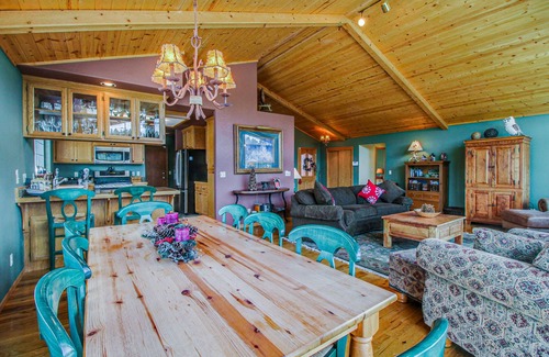 Truckee Casa | Una magnífica vista de la montaña cubierta y acceso a una piscina compartida, bañera de hidromasaje y gimnasio!