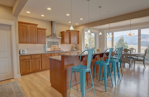 Grant Creek Casa | GORGEOUS MOUNTAIN VIEW HOME IN PREMIER MISSOULA NEIGHBORHOOD with 4 KING BEDS
