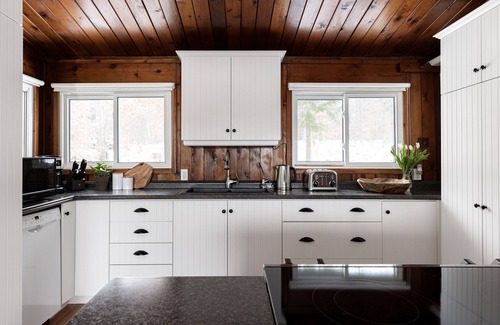 Muskoka Lakes Cabaña | Gorgeous Muskoka Lakes Cottage with Amazing Views & Wood Burning Fireplace