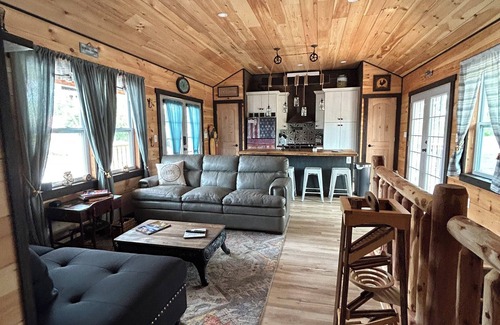 Cub Run Cabina | Gorgeous New Cabin with 75 Acres!Trails, Waterfalls and Amazing Rock Formations!