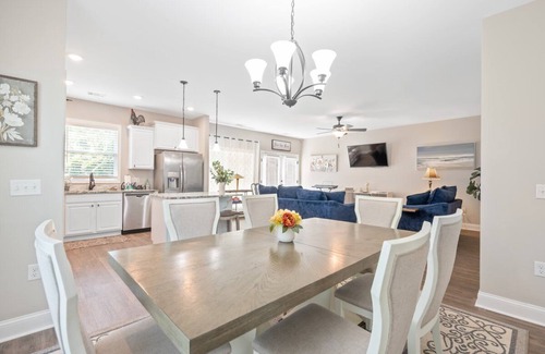 Brunswick Casa | Gorgeous new home, one level & convenient location