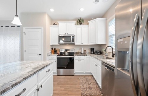 Brunswick Casa | Gorgeous new home, one level & convenient location