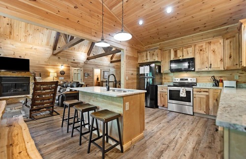 Campton Cabina | Gorgeous New Large Cabin 5-BD, 4.5-BA, Hot Tub, Pool Table, wet bar, Wi-Fi