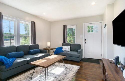 South Bend Casa | Gorgeous Notre Dame Get Away Comfy Beds WiFi Coffee Games