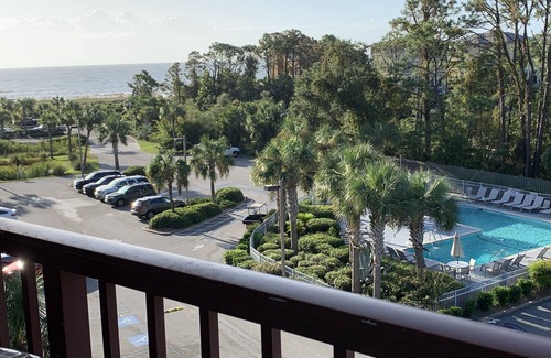 Folly Field Condominio | Gorgeous ocean view villa with spacious balcony and private beach access.