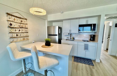 Davis Apartamento | Gorgeous Oceanfront 1 BR Apartment with Private Balcony & Pool