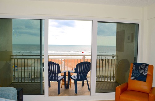 Davis Apartamento | Gorgeous Oceanfront 1 BR Apartment with Private Balcony & Pool