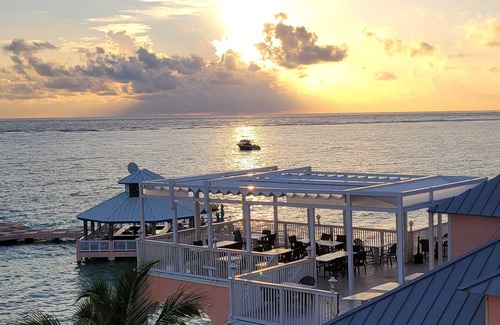 Colliers Bay Condominio | Gorgeous Oceanfront 2BR/2BA unit on the secluded, peaceful East End - Sleeps 6