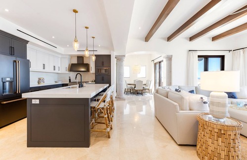 Buzzards Condominio | Gorgeous penthouse with pool and jacuzzi amenities