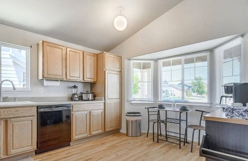 Colorado Springs Casa | Panoramic Pikes Peak Views - Newly Furnished and 3 Bedrooms!