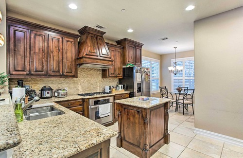 Plano Casa | Gorgeous Plano Townhome w/ Patio & Grill!