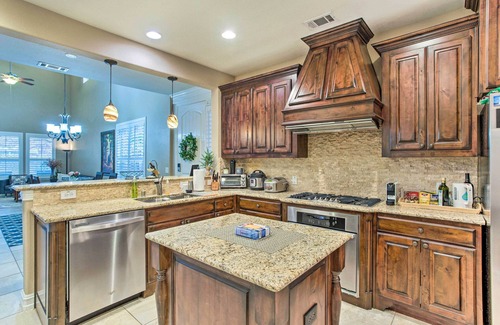 Plano Casa | Gorgeous Plano Townhome w/ Patio & Grill!