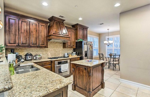 Plano Casa | Gorgeous Plano Townhome with Patio and Grill!