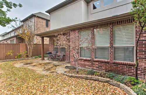 Plano Casa | Gorgeous Plano Townhome with Patio and Grill!