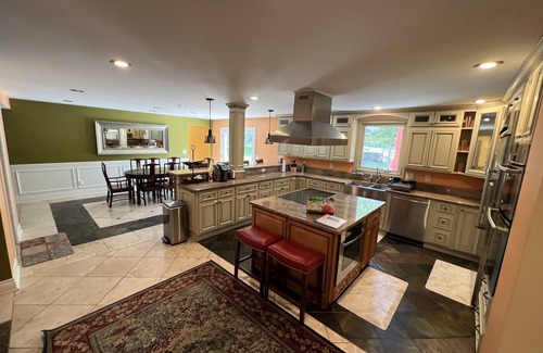 Lebanon Casa | Gorgeous Private Home Near Amusement Park and Shopping!