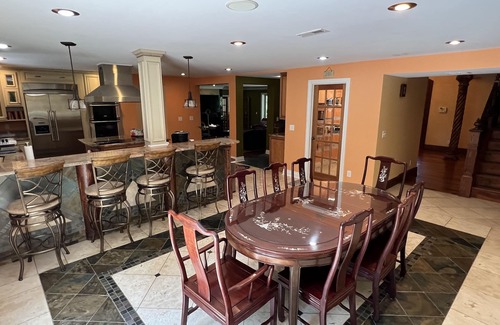 Lebanon Casa | Gorgeous Private Home Near Amusement Park and Shopping!