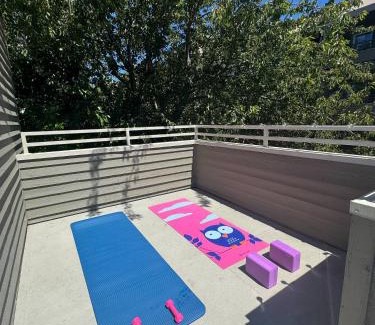 West Queen Anne Casa | Gorgeous Queen Anne Townhouse - Rooftop Deck!