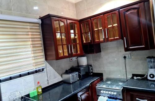 Adenta Apartamento | Gorgeous Quiet & Comfy-Close to Highway-Parking