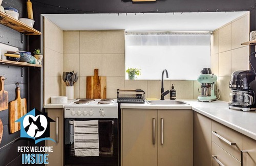 Victor Harbor Casa | Gorgeous Renovated Cottage in Heart of Victor Harbor