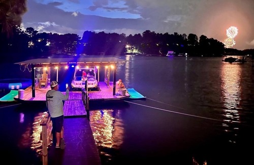 Buford Cabaña | Gorgeous renovated Lakefront retreat! South end, two docks!