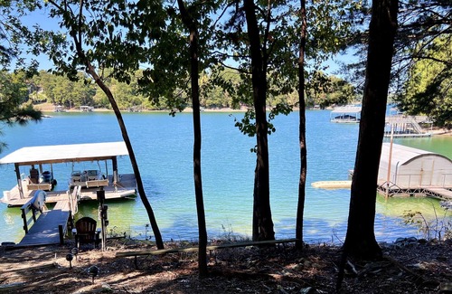 Buford Cabaña | Gorgeous renovated Lakefront retreat! South end, two docks!
