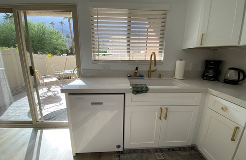 Baristo Condominio | Gorgeous Renovated Palm Springs Condo Jan 2025 dates still available