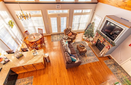Morris Chapel Cabina | Gorgeous River Cabin King Beds Hot Tub Kayaks Fire Pit.