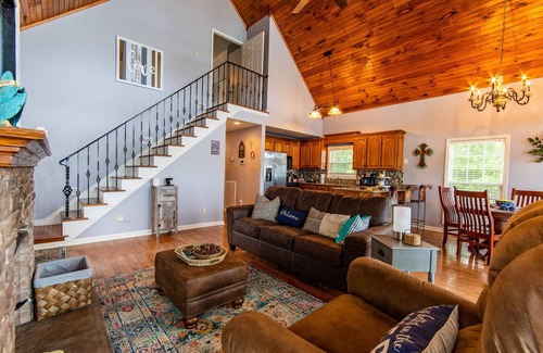 Morris Chapel Cabina | Gorgeous River Cabin King Beds Hot Tub Kayaks Fire Pit.
