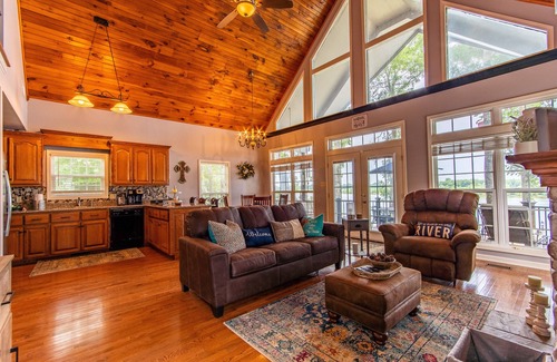 Morris Chapel Cabina | Gorgeous River Cabin King Beds Hot Tub Kayaks Fire Pit.