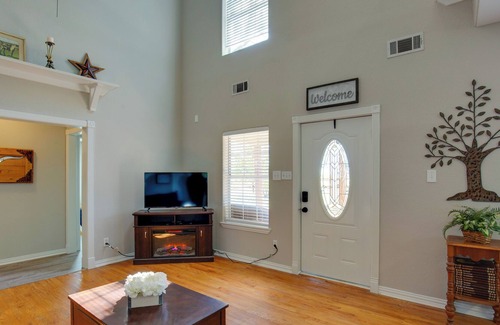 Royse City Casa | Gorgeous Royse City Retreat w/ Front Porch & Pond!