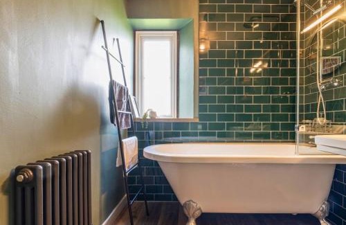 Norton St. Philip Casa | Gorgeous Rural 4 Bed Farm Cottage - With Hot Tub!