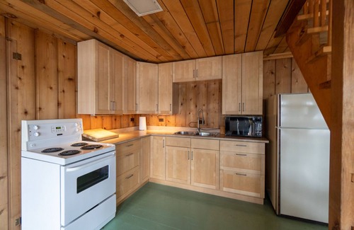 North Kawartha Cabaña | Gorgeous Rustic 5-bedroom cottage in North Kawartha with WiFi