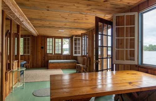 North Kawartha Cabaña | Gorgeous Rustic 5-bedroom cottage in North Kawartha with WiFi