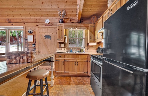 Lakemont Casa | Gorgeous Rustic Cabin in Mountains-4 bdrm. W/ Fireplace