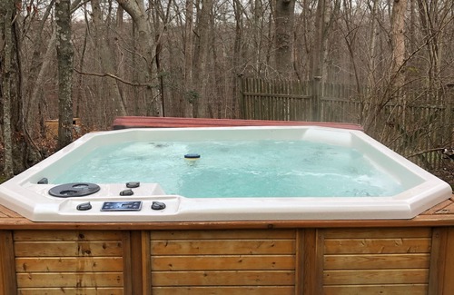 Amagansett North Casa | Precioso oasis aislado! Giant Pool - Bañera de hidromasaje. 20 acres de privacidad aislada.