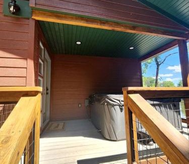 Carbondale Casa | Gorgeous Secluded Wooden Cabin in Carbondale, Illinois