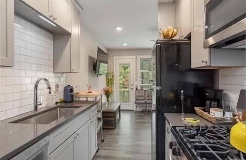 Flat Rock Condominio | Gorgeous serene lake and beach front hide away