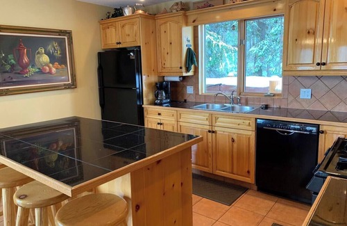 East Kootenay Chalet De Esquí | 5 dormitorios o 3 dormitorios en la colina y Jacuzzi privado.
