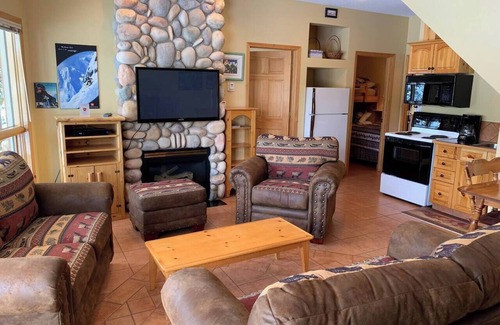 East Kootenay Chalet De Esquí | 5 dormitorios o 3 dormitorios en la colina y Jacuzzi privado.