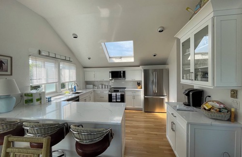 Katama Casa | Gorgeous South Beach Contemporary 5 min walk to beach with AC, and WiFi