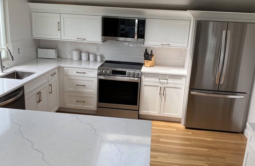 Katama Casa | Gorgeous South Beach Contemporary 5 min walk to beach with AC, and WiFi